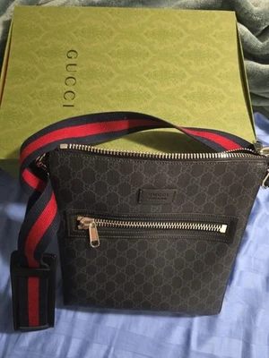 Bolso Mensajero Gucci Messenger GG Supreme Pequeño (Nuevo Con Etiquetas) Foto 1 de 3