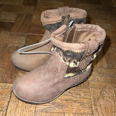 NUEVO CON ETIQUETAS Botas Cherokee Niño Pequeño Vaquero 'estilo' Marrón Imitación Gamuza Johanna Talla 5 Rasguños Foto 1 de 4