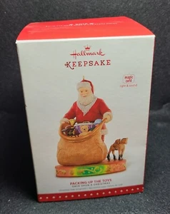 Hallmark 2015 PACKING UP THE TOYS Weihnachtsschmuck Santa Magic Cord 5th NEU - Bild 1 von 5
