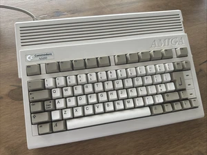 Commodore Amiga A600 + zasilacz - przetestowany i działa - w bardzo dobrym stanie - Zdjęcie 1 z 17