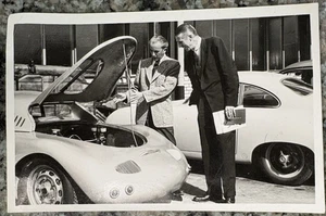 Oldtimer Foto Zwei Männer auf Auto Konvolut zeigt einen Porsche 550 selten original - Bild 1 von 3