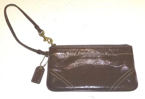 Muñequera Coach Gallery charol caoba 7"x4" con cierre de cremallera - Imagen 1 de 13