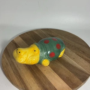 "Estatuilla de hipopótamo casa de cerámica amarilla y lunares 5"" X 2""" - Imagen 1 de 7