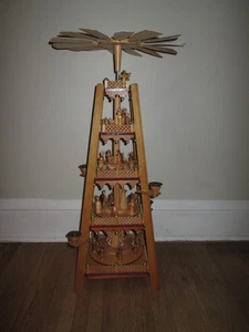 Pirámide de Navidad de madera ERZGEBIRGE alemana vintage de 4 niveles - Imagen 1 de 8