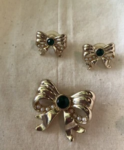 VINTAGE GREEN RHINESTONE BOW RIBBON POST EARRINGS BROOCH - Picture 1 of 6