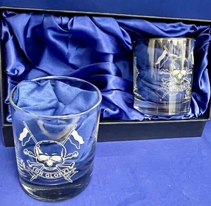 Vasos gemelos de whisky/espíritus Royal Lancers (Queens) con insignia de tapa grabada QRL. - Imagen 1 de 2