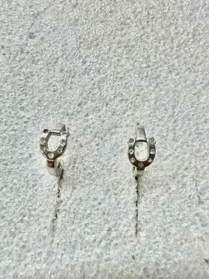 Brincos JUICY COUTURE cavalo freio agitação argola huggie tom prata pedra faltando - Imagem 1 de 4