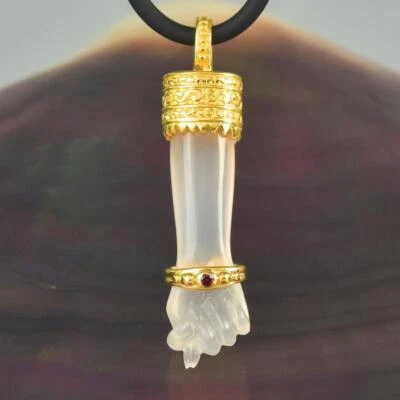 Pendant Gold Vermeil Sterling Silver Mano Fico Figa Carved Chalcedony Ruby 4.20g - Image 1 of 4