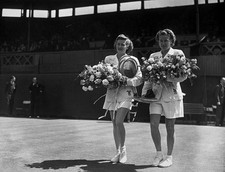 American tennis players Pauline Betz & Louise Brough bouquets flow - 1946 Photo