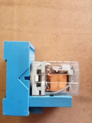 Finder zoccolo + relè 220V + timer multifunzione 86.73.0.240.1 (24-240V) - Imagen 1 de 4