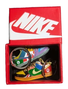 Super Mario Bros x Nike Mini Réplica Zapatilla Llavero Set Mario & Luigi con Caja - Imagen 1 de 11