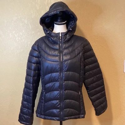 Abrigo con Capucha Andrew Marc Negro Empacable Premium Plumón de Pato, Para Mujer Talla Grande Foto 1 de 4