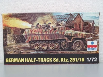 Lanciafiamme porta personale Hanomag 1/72 non assemblato Sd.Kfz.251/16 ESCI - Immagine 1 di 4