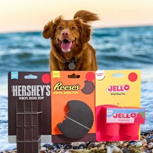 NUEVO: Juguetes de Navidad chirriantes de plástico de vinilo Hershey’s, Reese’s & Jell-O para perros - Imagen 1 de 1