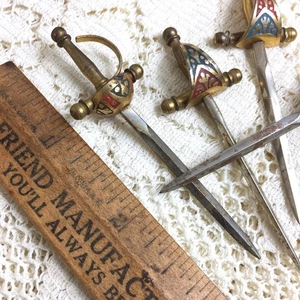 Espadas españolas miniatura vintage de latón para casa de muñecas oso dragones renacentistas - Imagen 1 de 16