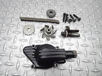 2004 04-05 Suzuki VZ1600 Merodeador Motor Bomba de Agua Cubierta Impulsor Cadena de Transmisión Foto 1 de 4