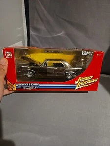 Johnny Lightning Capri Gold Body Chase White Lightning 1965 PONTIAC GTO 1/24 - Picture 1 of 16