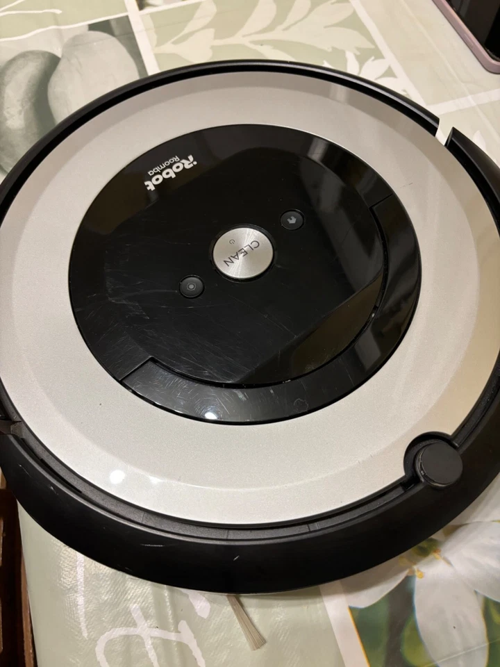 iRobot Roomba e5 (5154) 0,6L Robot Aspirapolvere senza Sacco - Argento - Immagine 1 di 4