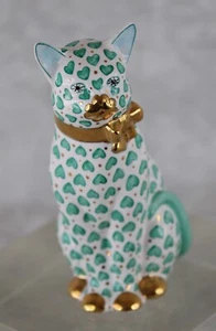 Estatuilla de colección Húngara Kocsis 4" de porcelana pintada a mano gato gatito corazones verdes - Imagen 1 de 11
