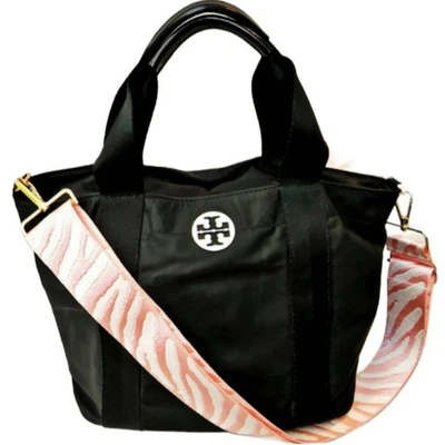 Bolsa tote Tory Burch $295 preta de náilon com alça tiracolo removível rosa estampa de zebra - Imagem 1 de 4