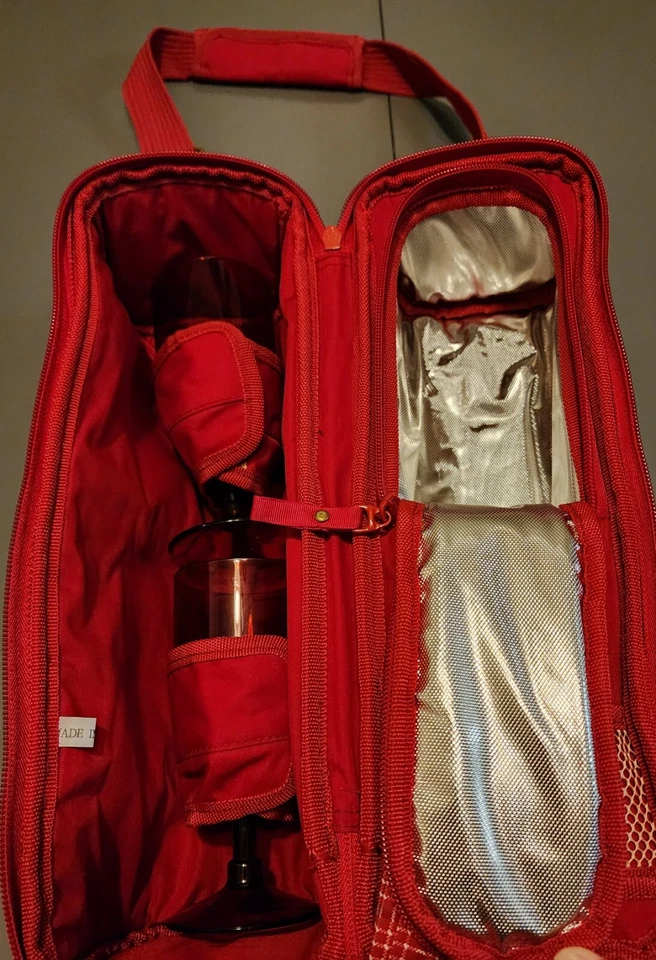 Portador de vino tinto aislado Eddie Bower Foto 1 de 4