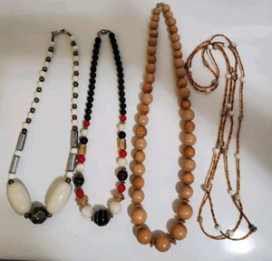 LOTTO 4 COLLANE DI PERLINE GROSSE VINTAGE, LEGNO/LUCITE/CONCHIGLIA+ - Foto 1 di 9