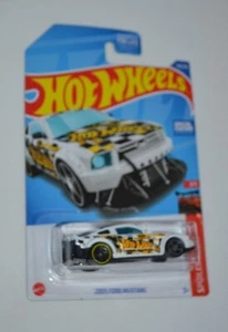 HOT WHEELS 2022 SPOILER ALERT 3/5 - 2005 FORD MUSTANG WHITE - Picture 1 of 6