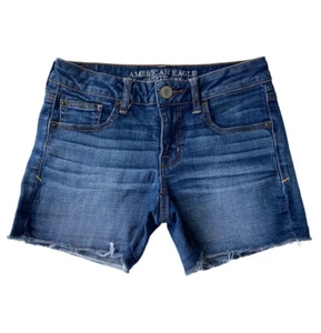 American Eagle Outfitters pantaloncini jeans taglio denim 4 pollici cuciture interne frange donna 2 - Foto 1 di 2