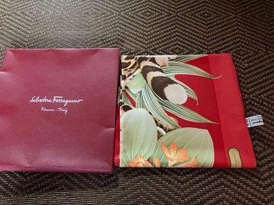 Bufanda de seda Salvatore Ferragamo patrón leopardo 88x88 cm rojo bosque Foto 1 de 4
