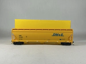 Holva de 3 bahías HO Accurail Dakota Minnesota y Eastern ACF 1556 - Imagen 1 de 6