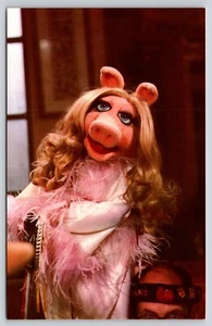 Cartolina Miss Piggy in rosa The Muppets pupazzo personaggio maiale - Foto 1 di 2