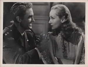 CAROLE LOMBARD & ROBERT STACK in "To Be or Not To Be" - Original Foto - 1942 - Bild 1 von 2