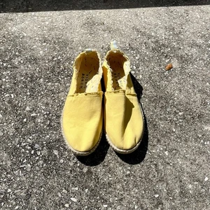 VIONIC Beach Laguna Espadrilles - Canvas Slip-On Loafers - Size 8 - Sun (Yellow) - Picture 1 of 8