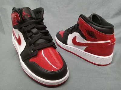 Nike Air Jordan 1 средний SE (GS) мальчиков черный Varsity красный белый размер 4Y новый без коробки - Изображение 1 из 4