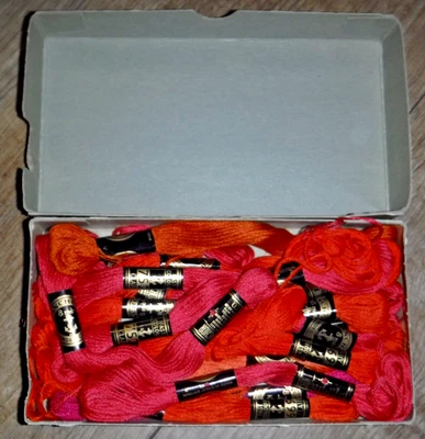 Clark’s Anchor Fast Colour Stranded Cotton ~ 15 x 8 Meter Skeins ~ Reds ~ Boxed - Image 1 of 4