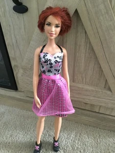 2011 Mattel Barbie Stardoll Bonjour Bizou #W2204 Barbie Puppe rote Haare Wimpern - Bild 1 von 24