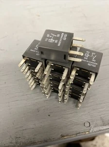 Relé Omron GM 4 pines 12088567 8567 - Imagen 1 de 3