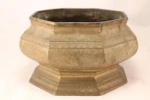 Antiker chinesischer achteckiger buddhistischer Übertopf aus Messing graviert Blumen  - Bild 1 von 11