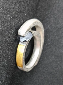 Anillo de 3,5 mm de ancho con zafiro negro, oro y plata diseño de llamas 999 - Imagen 1 de 12