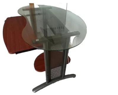 Escritorio de computadora contemporáneo con tapa de vidrio en madera roja y plata Foto 1 de 4