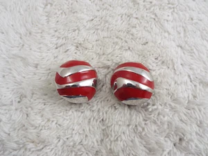 Pendientes de clip con botón rojo tono plateado (D71) - Imagen 1 de 2