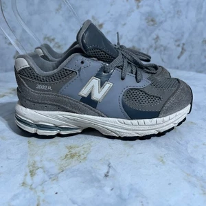 New Balance 2002 Kleinkind Jugend Größe 10 Laufschuhe grau weiß sportlich Sneaker - Bild 1 von 12