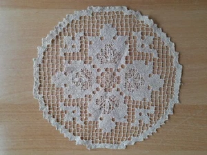 älteres kleines Deckchen, geklöppelt oder gehäkelt, 26cm, Nr. 54 - Bild 1 von 1