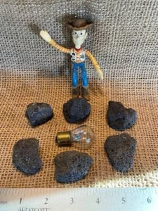 6 kleine, schwarze Lavafelsen – perfekt für Aquarien und Terrarien - Bild 1 von 10