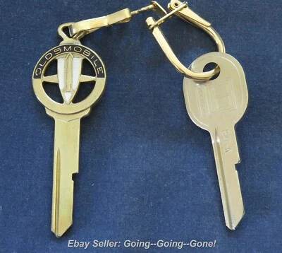 LLAVE COHETE OLDSMOBILE GOLD CREST EN BLANCO + LLAVE TRK/GB DE COLECCIÓN + LLAVERO DE COLECCIÓN 1970-1982 Foto 1 de 4