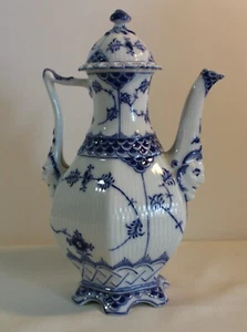 BELLISSIMA RARA CAFFETTIERA DA TÈ IN PIZZO BLU SCANALATO ROYAL COPENHAGEN - Foto 1 di 7