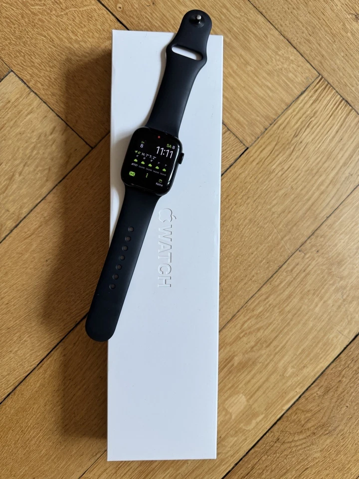 Apple Watch Series 8 41mm Mitternacht Aluminiumgehäuse mit Sportarmband 2 Größen - Bild 1 von 4