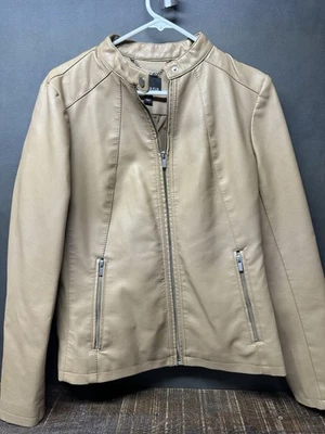 Chaqueta de cuero tostado sintético ana talla grande un nuevo enfoque cremallera corta estilo motociclista. Foto 1 de 4