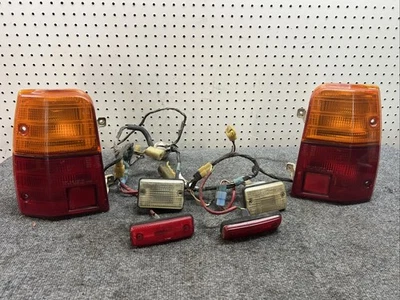 Juego de luces traseras izquierda/derecha Toyota Corolla Wagon 1983 OEM con arnés y luz marcadora Foto 1 de 4