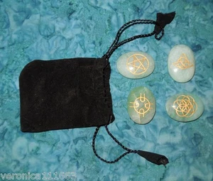 Conjunto de piedras de palma de 1,5" de símbolos góticos celtas de jade verde bolsa de meditación NUEVO pagano - Imagen 1 de 3